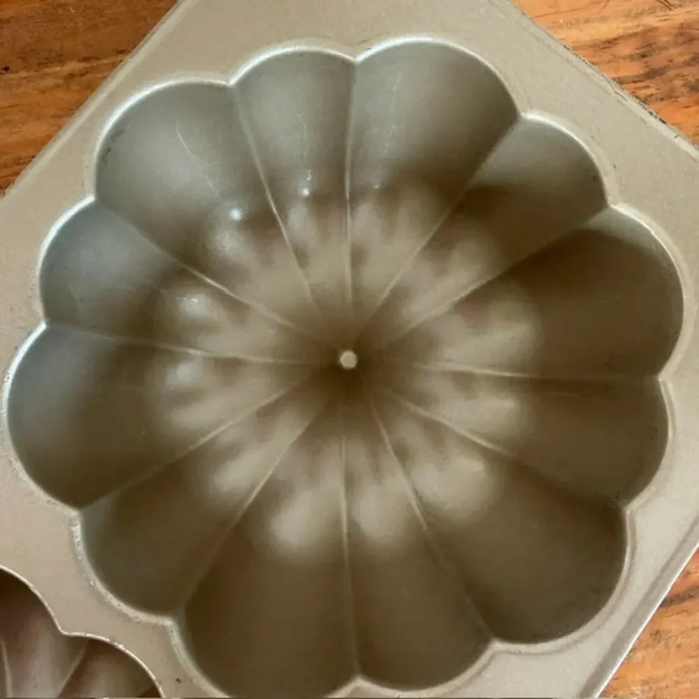 Nordic Ware the Great Pumpkin Cake Mold Pan Autumn/Fall Harvest, 10-Cup Capacity